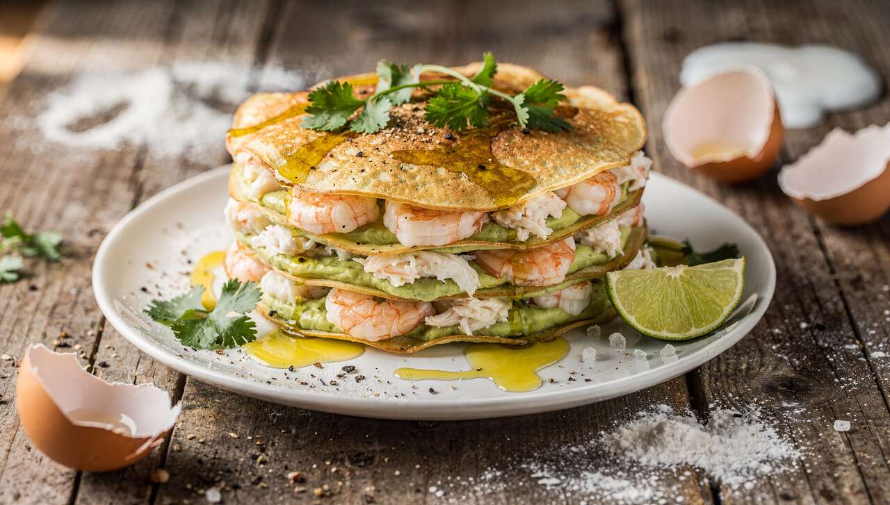 Gâteau de crêpes aux crevettes, crabe et avocat : recette savoureuse