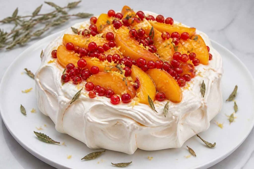 Recette de pavlova aux groseilles, pêches et verveine citronnelle