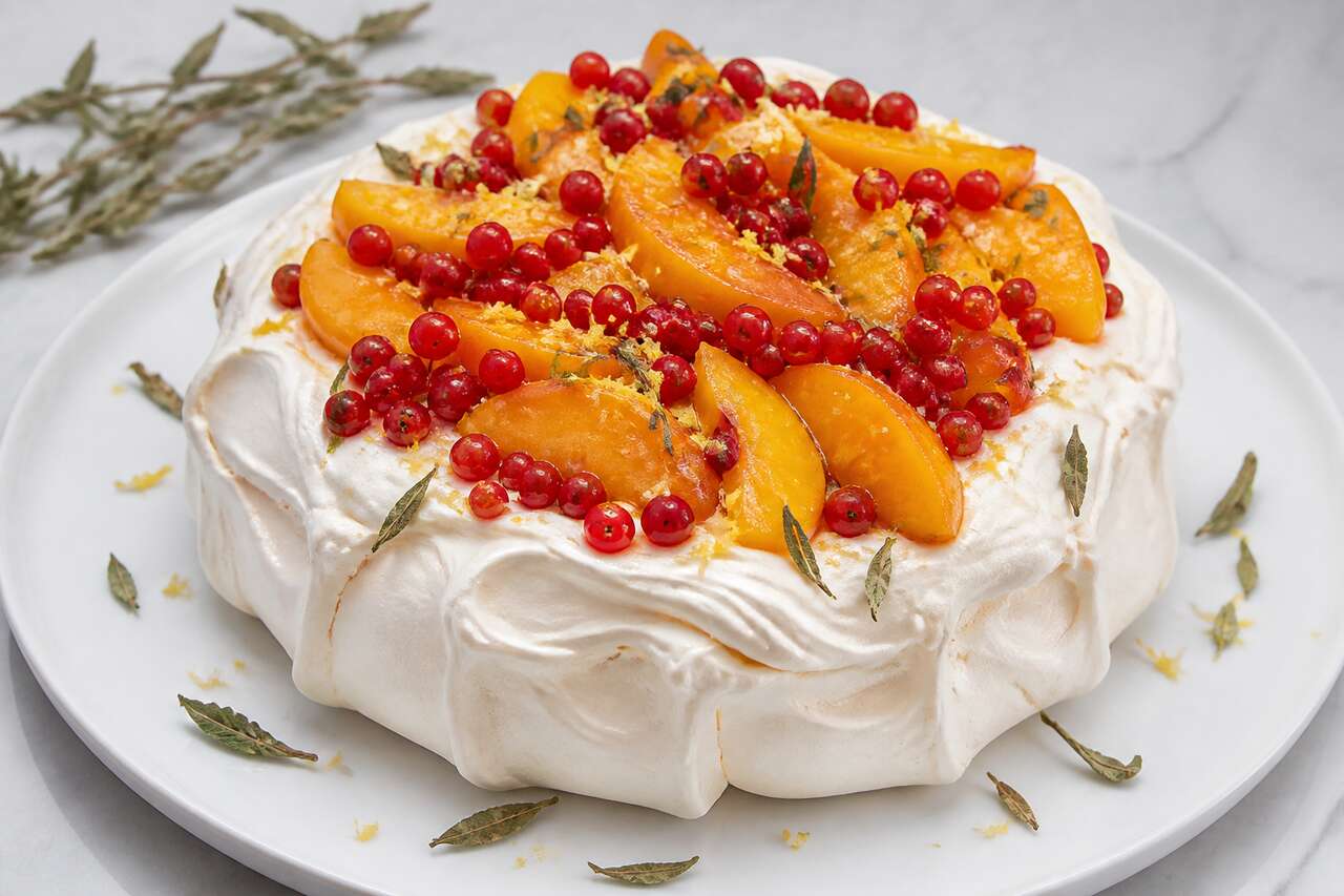 Recette de pavlova aux groseilles, pêches et verveine citronnelle