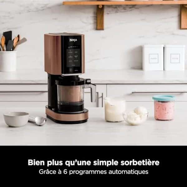 Découvrez notre test complet du Ninja Creami NC300EUCP : une sorbetière pratique et polyvalente pour préparer facilement vos desserts glacés, smoothies et granités à la maison.