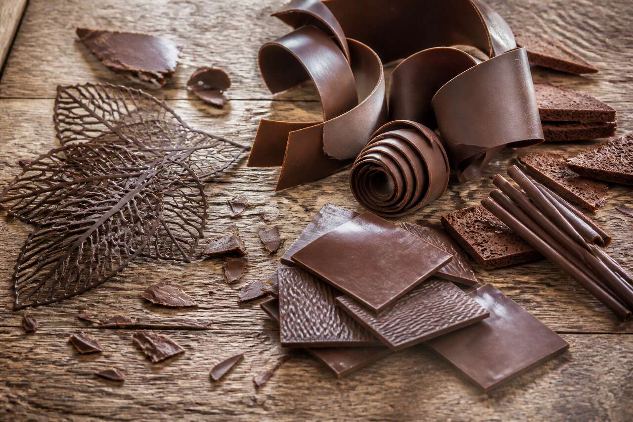 Décors en chocolat faciles: copeaux, tuiles, dentelle, rubans et éclats Décors en chocolat faciles: copeaux, tuiles, dentelle, rubans et éclats